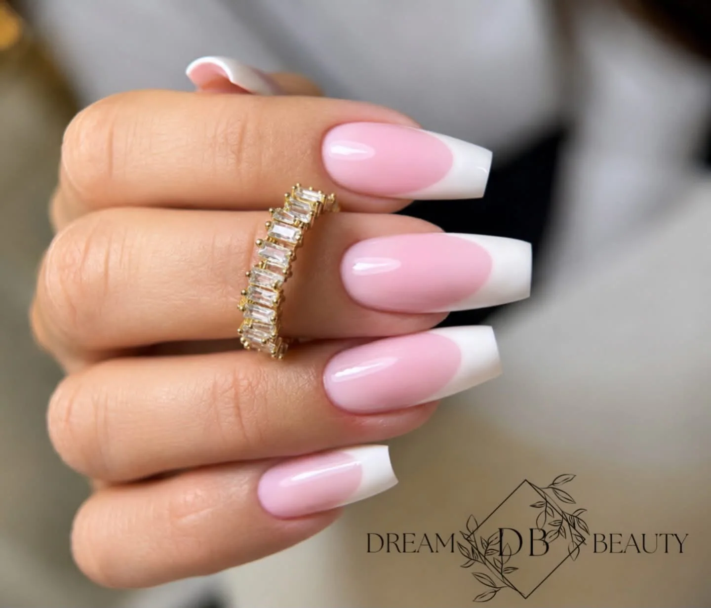 Jasna stylizacja paznokci typu french ombre w eleganckim wydaniu